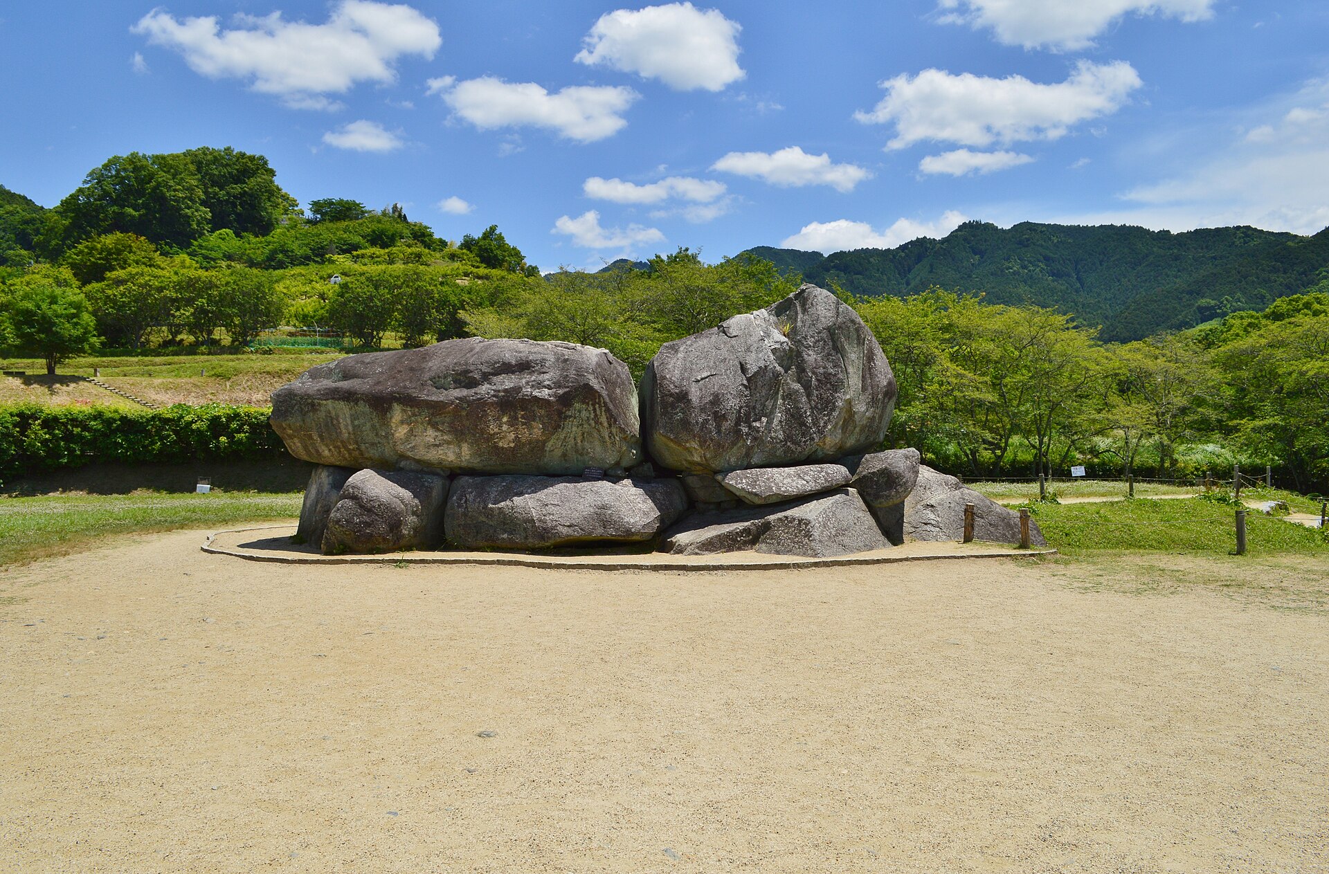 石舞台古墳。巨石を積み上げた石室が、地表にそのまま姿を見せています