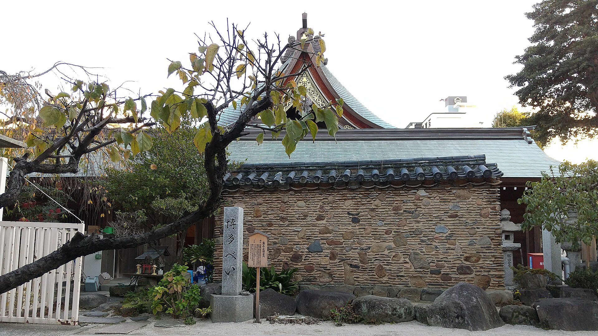 櫛田神社の博多べい(瓦や石を塗り込めた土塀)と、その奥に見える社殿の屋根
