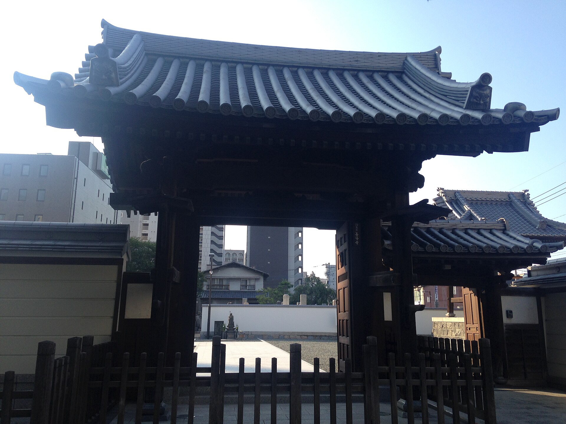 博多の善導寺の山門を正面から見たところ