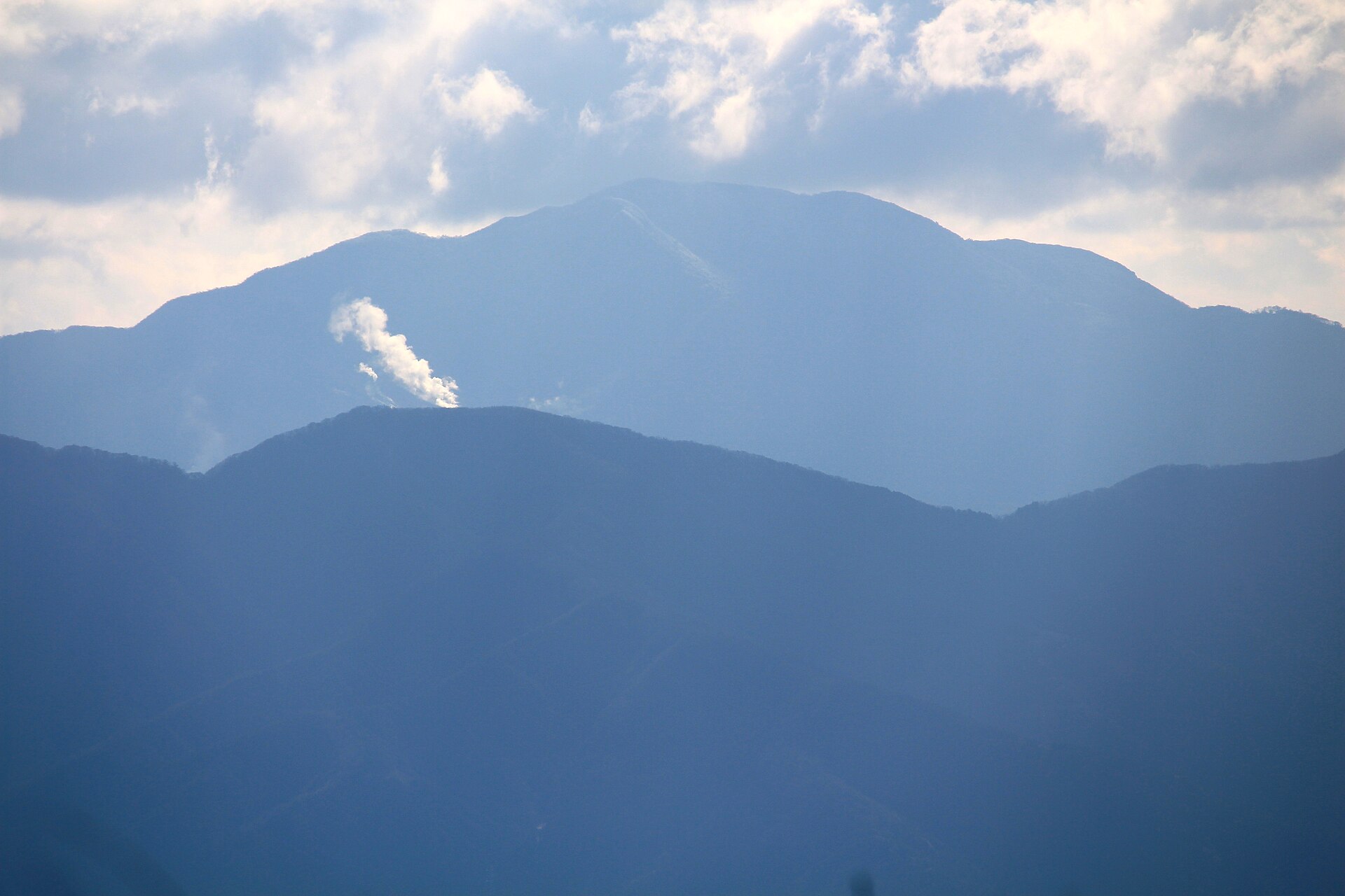 大涌谷の噴気地帯から立ちのぼる煙