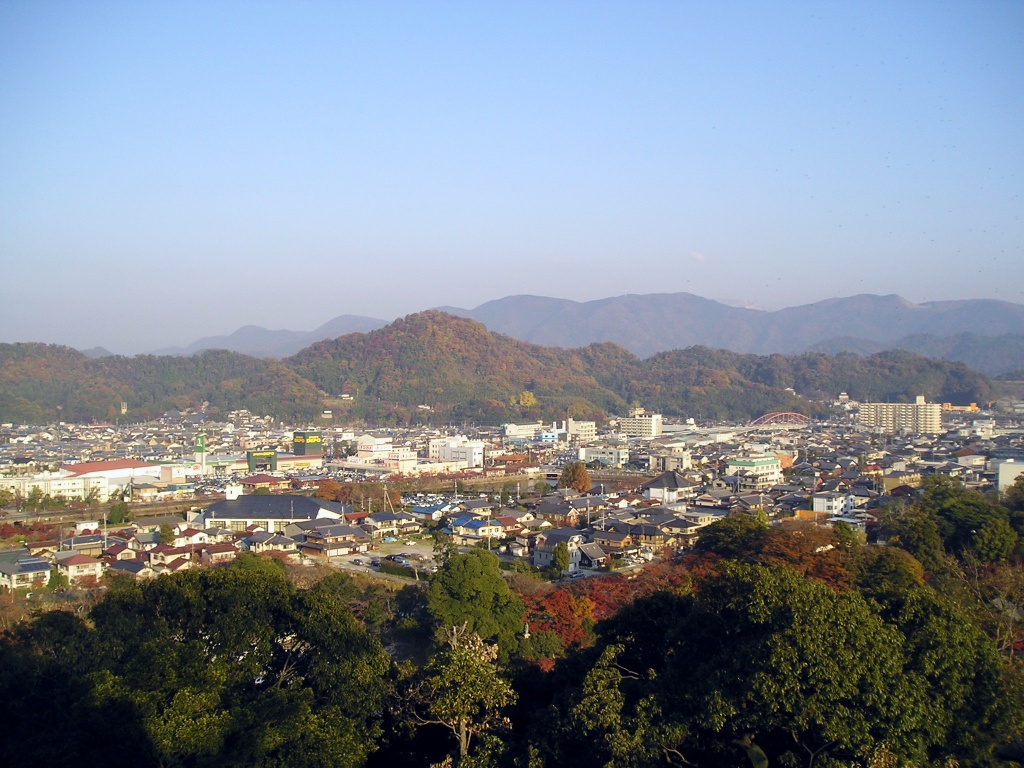 彦根城から佐和山を望む。手前に彦根の市街が広がる
