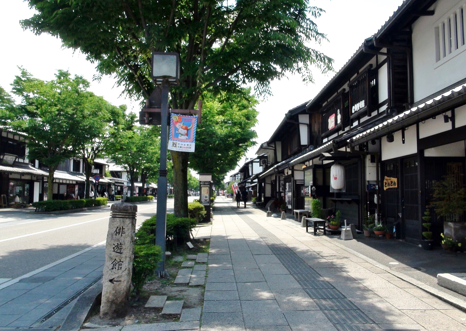 夢京橋キャッスルロード。白壁と黒格子の町家が並ぶ通り
