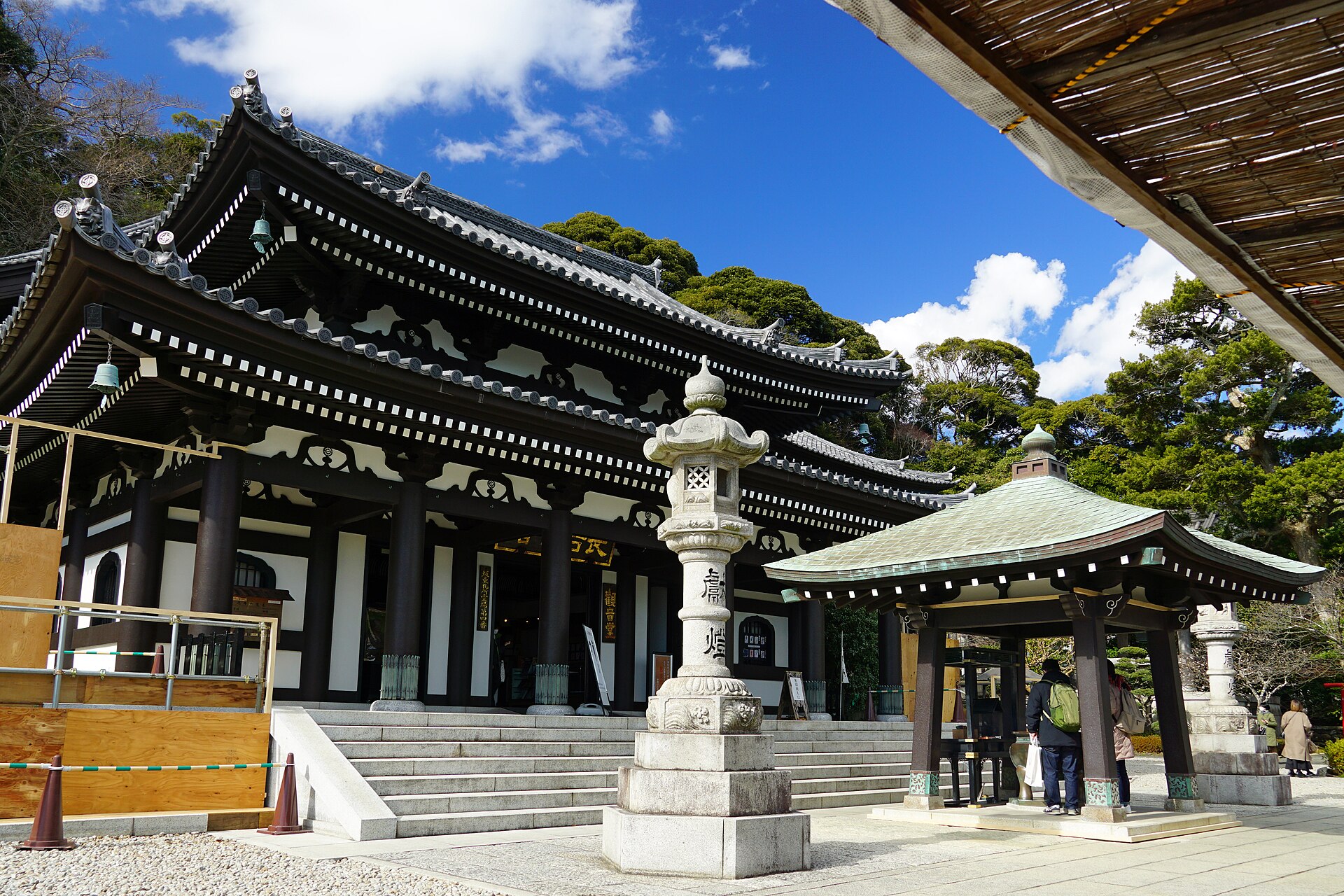 長谷寺の境内。海を見下ろす高台にある