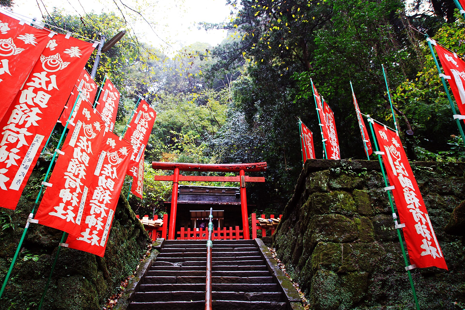 佐助稲荷神社。朱の鳥居と赤い幟が並ぶ