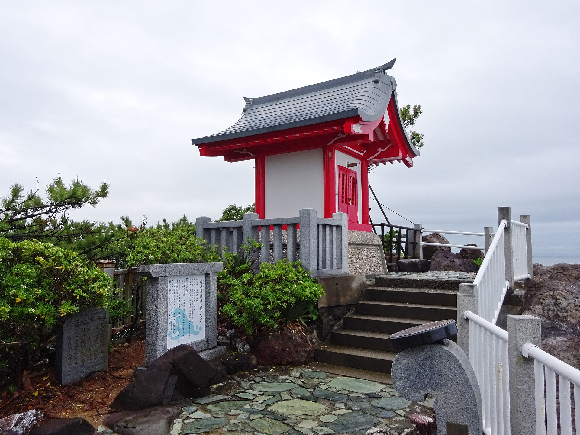龍王岬の上に建つ海津見神社(龍王宮)の祠