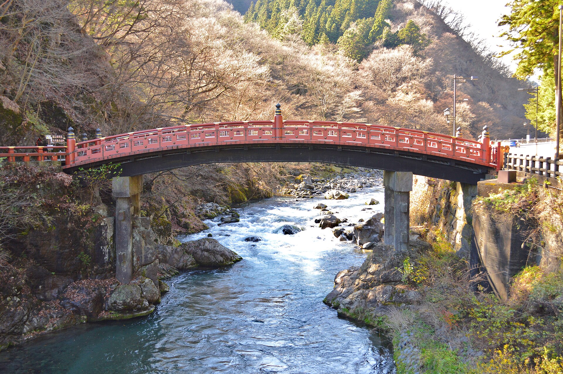 大谷川に架かる神橋。社寺へ向かう道の入口で、朱塗りの橋を川越しに眺められる