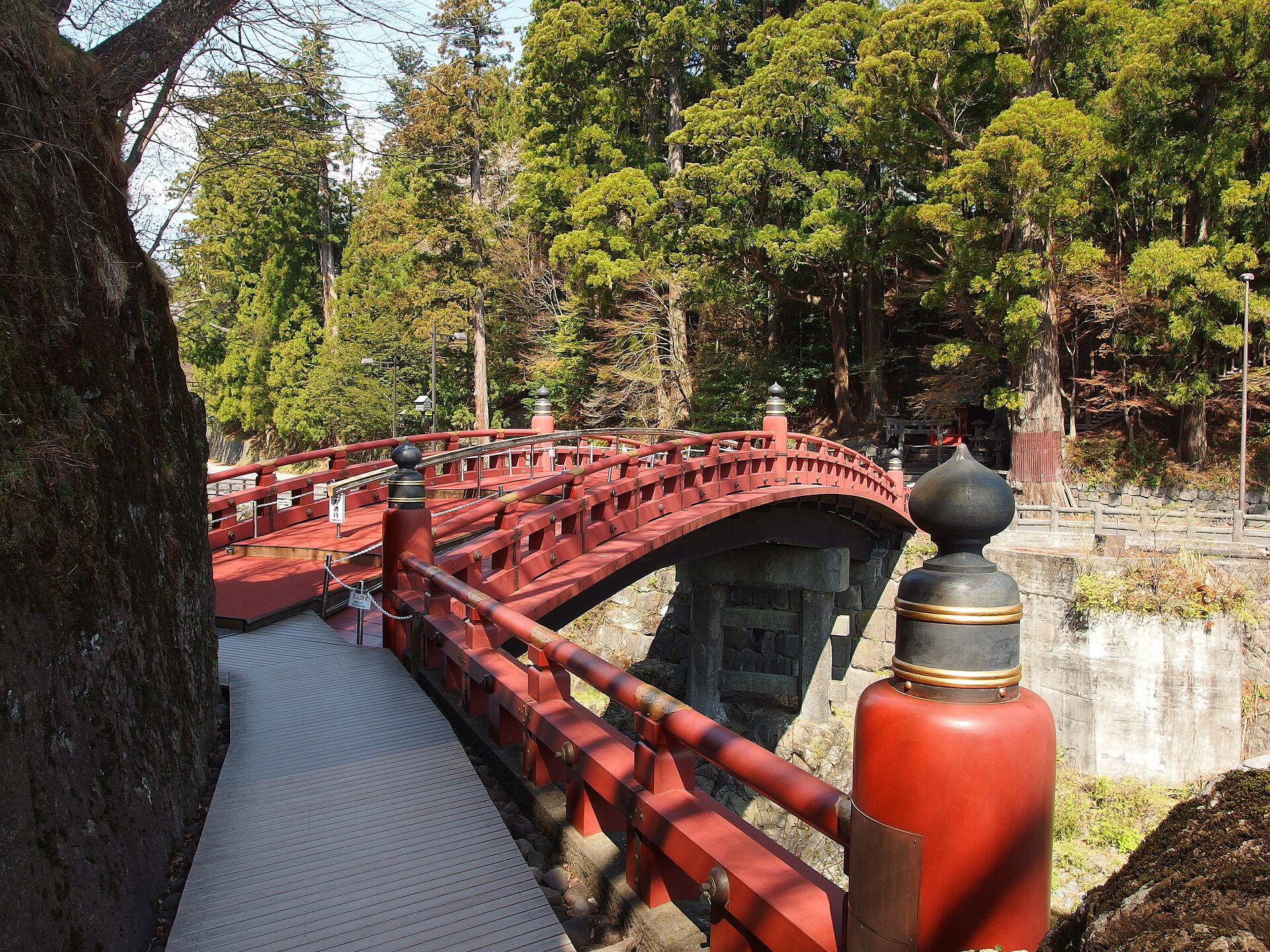 神橋の欄干。渡橋の受付は橋のたもとにある。朱塗りの手すりと擬宝珠を近くで見られる