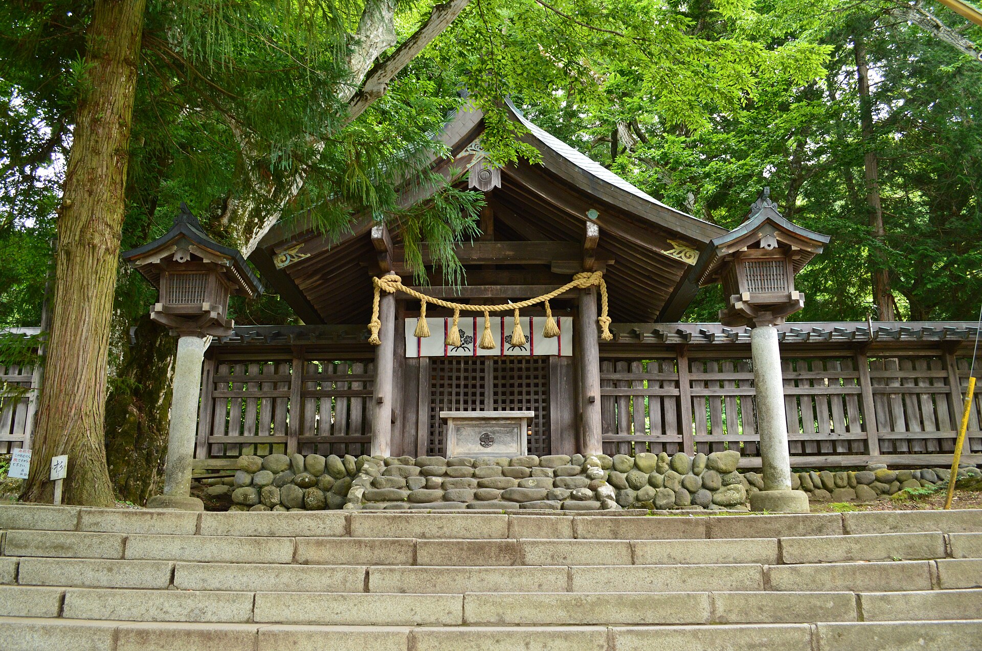 上社前宮の拝所。石段を上がった先に、注連縄を張った社殿と、左右の石灯籠が立つ