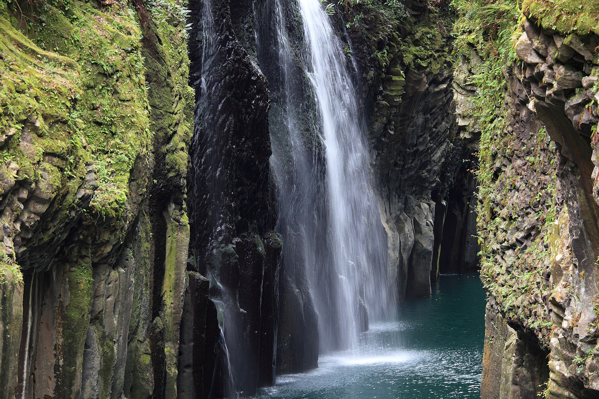 高千穂峡の真名井の滝。日本の滝百選に選ばれた、峡谷のシンボルとされる滝