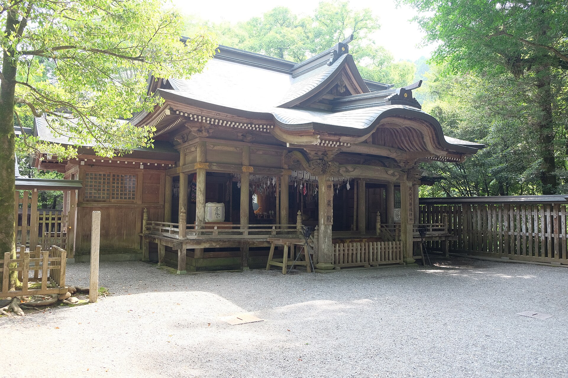 天岩戸神社の神楽殿。令和8年11月3日には、ここで天岩戸夜神楽三十三番大公開祭りが執り行われる