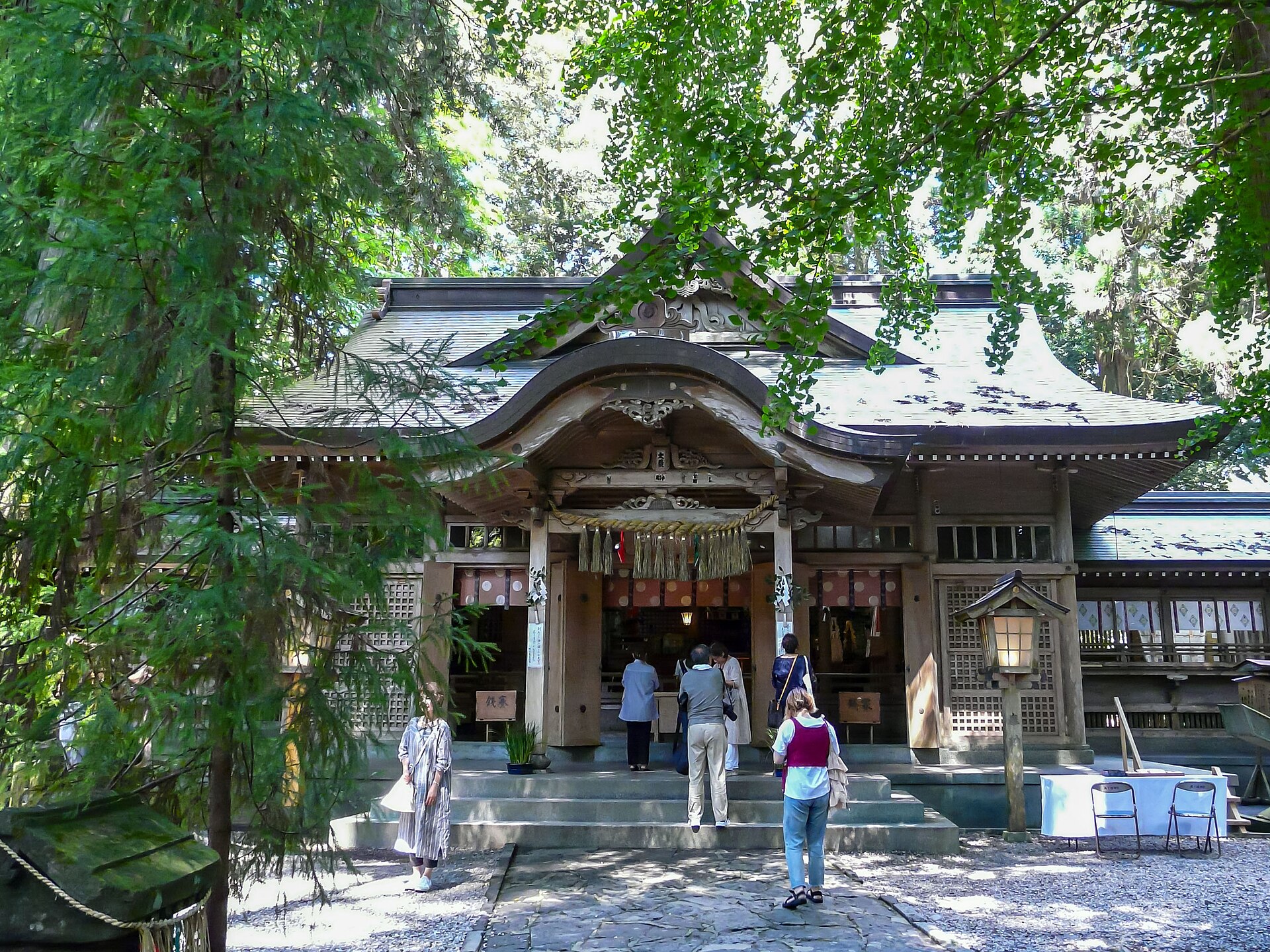 高千穂神社の拝殿。本殿は国の重要文化財に指定されている