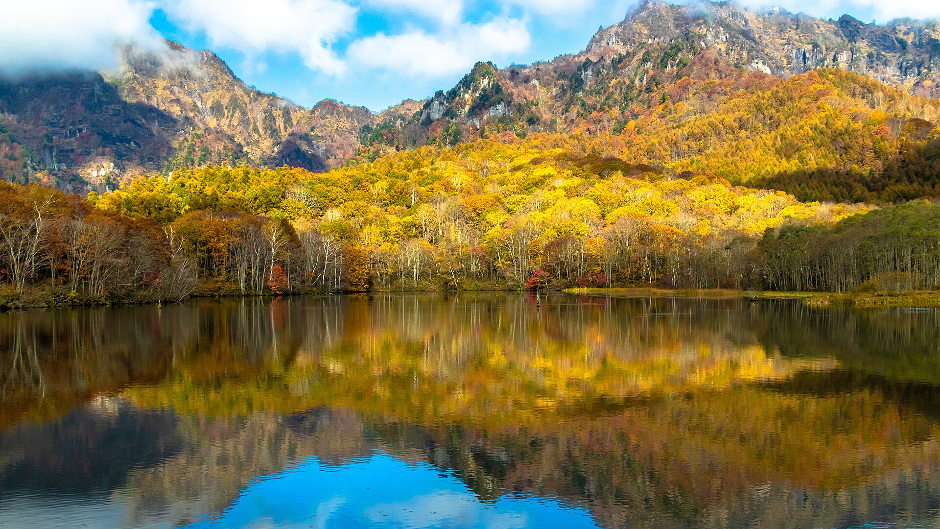 鏡池の紅葉と戸隠連峰